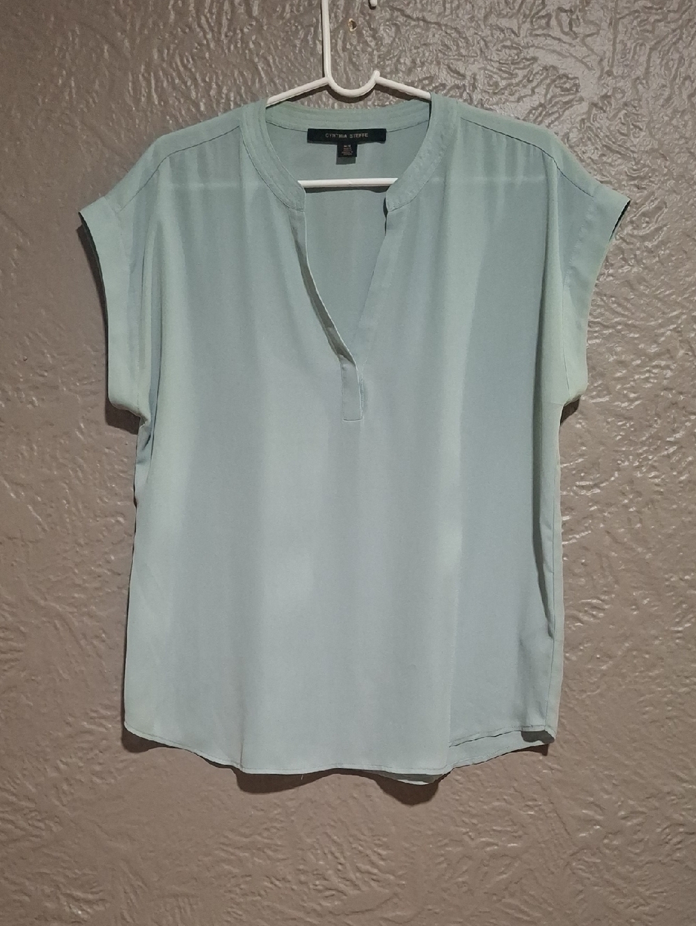 Cynthia Steffe Light Sage Split-Neck Cap Sleeve Blouse Size M